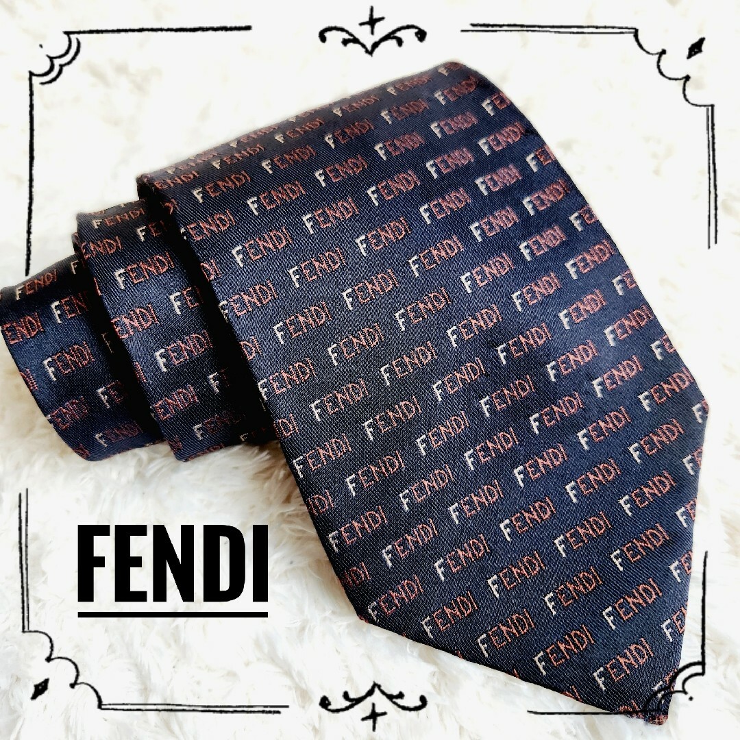 FENDI(フェンディ)のFENDI フェンディ☆シルク FENDIロゴ 総柄 ネクタイ ブラック系 メンズのファッション小物(ネクタイ)の商品写真