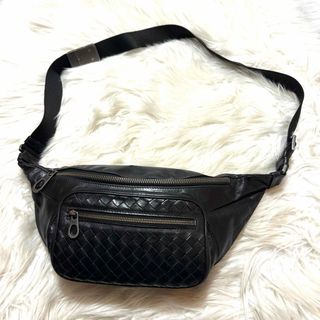 ボッテガヴェネタ(Bottega Veneta)の本物 ボッテガヴェネタ イントレチャート レザー ボディバッグ 黒 (ボディーバッグ)