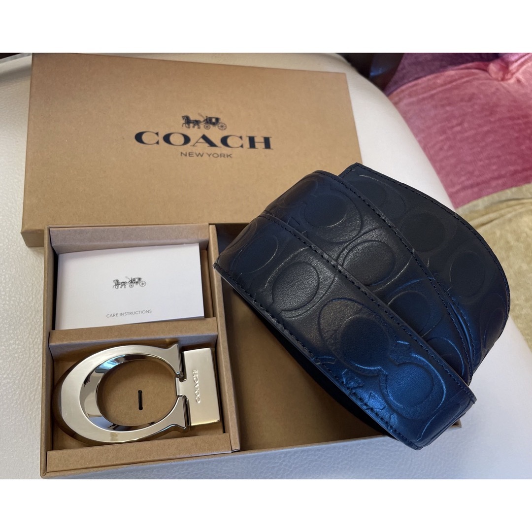 COACH(コーチ)の新品正規品COACHコーチスカルプテッドシグネチャーフリーサイズベルト メンズのファッション小物(ベルト)の商品写真