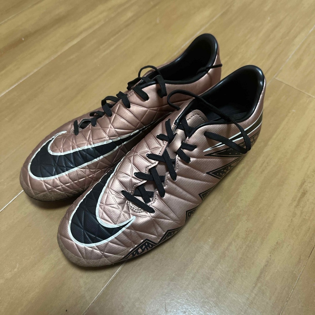 NIKE(ナイキ)の【今週値下げ中】NIKE スパイク　ピンクゴールド スポーツ/アウトドアのサッカー/フットサル(シューズ)の商品写真