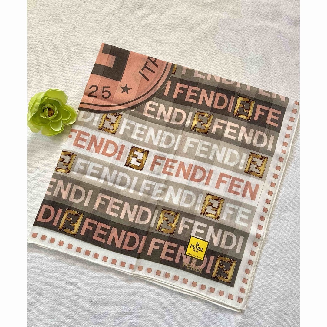 FENDI(フェンディ)のシール付き未使用　FENDI フェンディ　大判ハンカチ　ベージュ、ブラウン系ロゴ レディースのファッション小物(ハンカチ)の商品写真