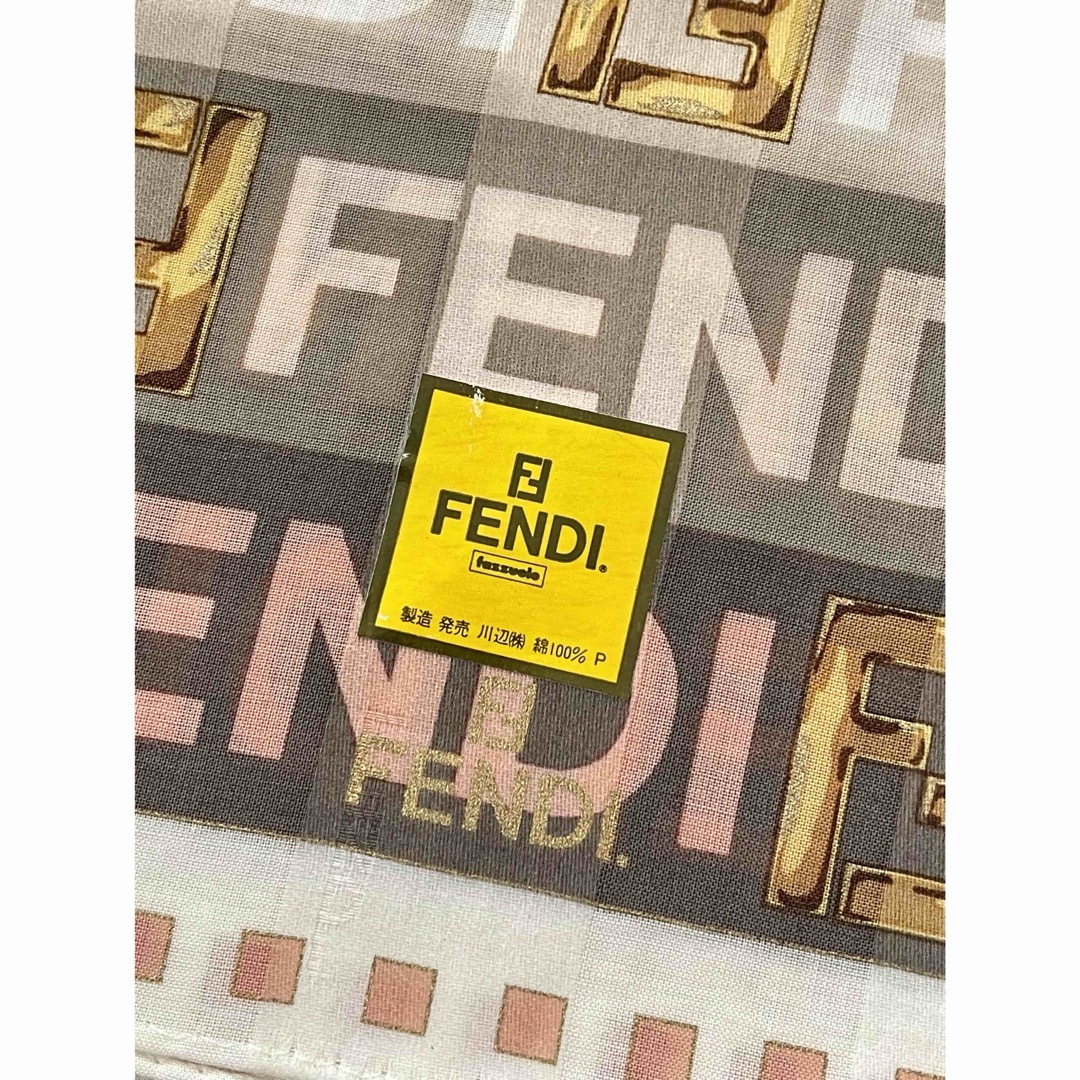 FENDI(フェンディ)のシール付き未使用　FENDI フェンディ　大判ハンカチ　ベージュ、ブラウン系ロゴ レディースのファッション小物(ハンカチ)の商品写真