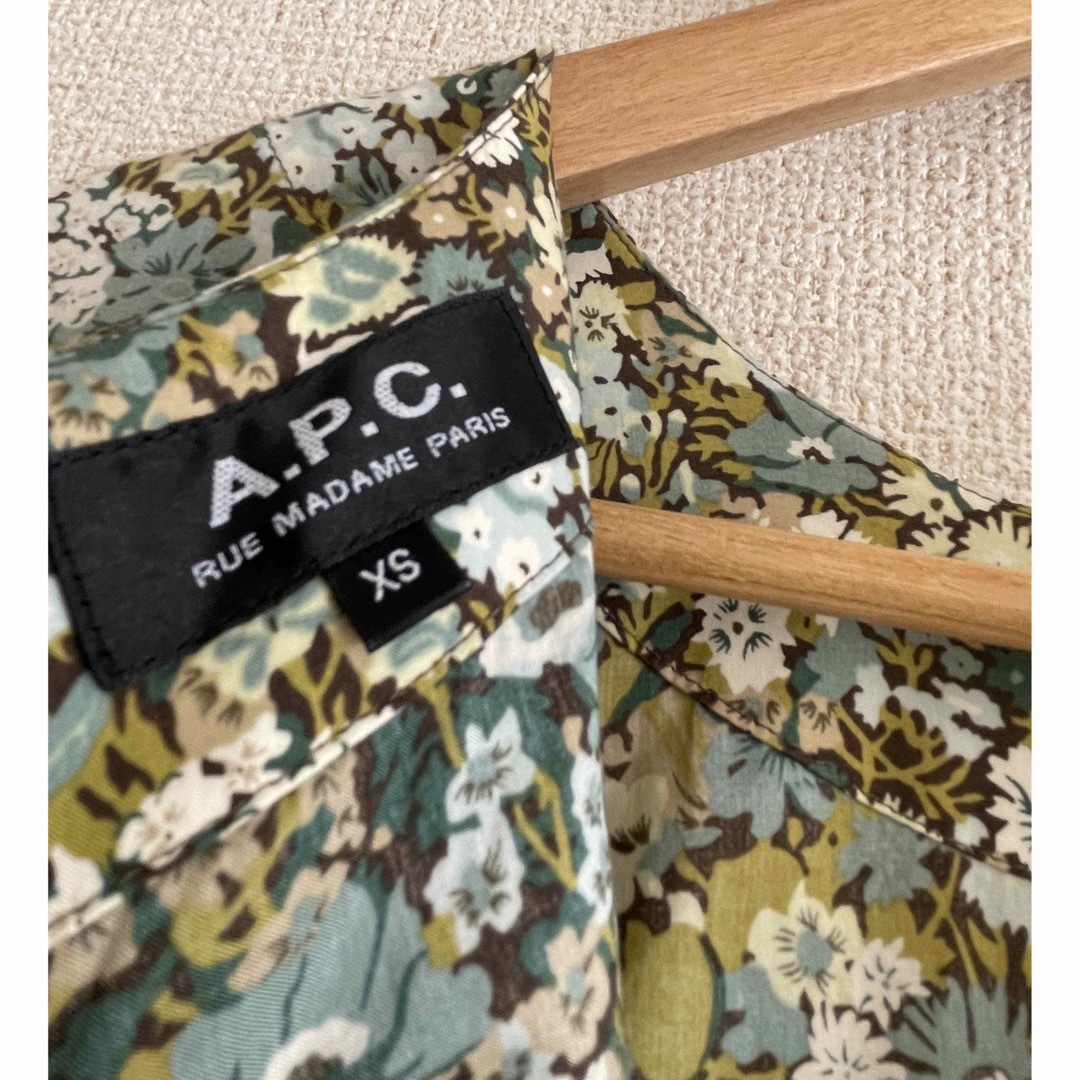 A.P.C(アーペーセー)のA.P.C. 長袖ワンピース　リバティプリント　ギャザー　グリーン レディースのワンピース(ひざ丈ワンピース)の商品写真