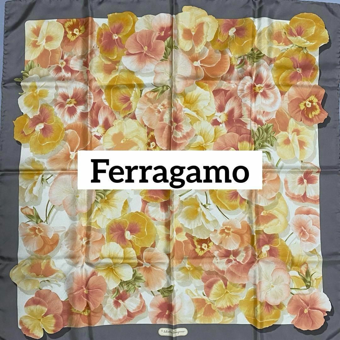 Salvatore Ferragamo(サルヴァトーレフェラガモ)の美品 ★Ferragamo★ スカーフ 大判 花柄 シルク グレー ピンク レディースのファッション小物(バンダナ/スカーフ)の商品写真