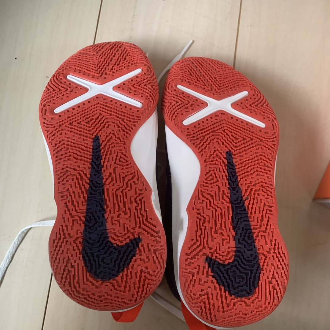 NIKE(ナイキ)のナイキ バッシュ キッズ/ベビー/マタニティのキッズ靴/シューズ(15cm~)(スニーカー)の商品写真