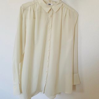 ユニクロ(UNIQLO)の美品 ユニクロ 長袖シャツ S クリーム ポリエステル　UNIQLO シャツ(シャツ/ブラウス(長袖/七分))