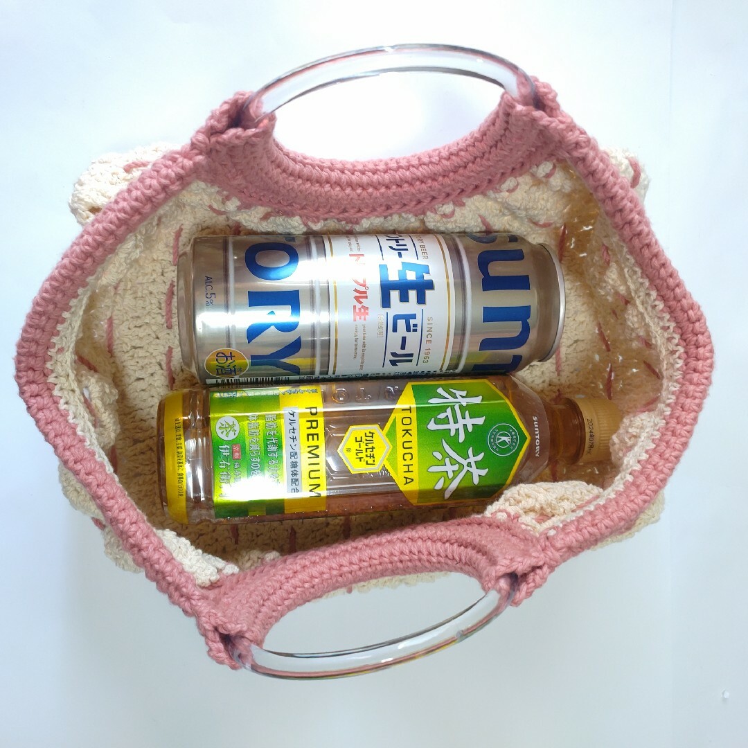 ピンク×生なり マルシェバッグ 手編み 編み物 プラスチックハンドル ハンドメイドのファッション小物(バッグ)の商品写真