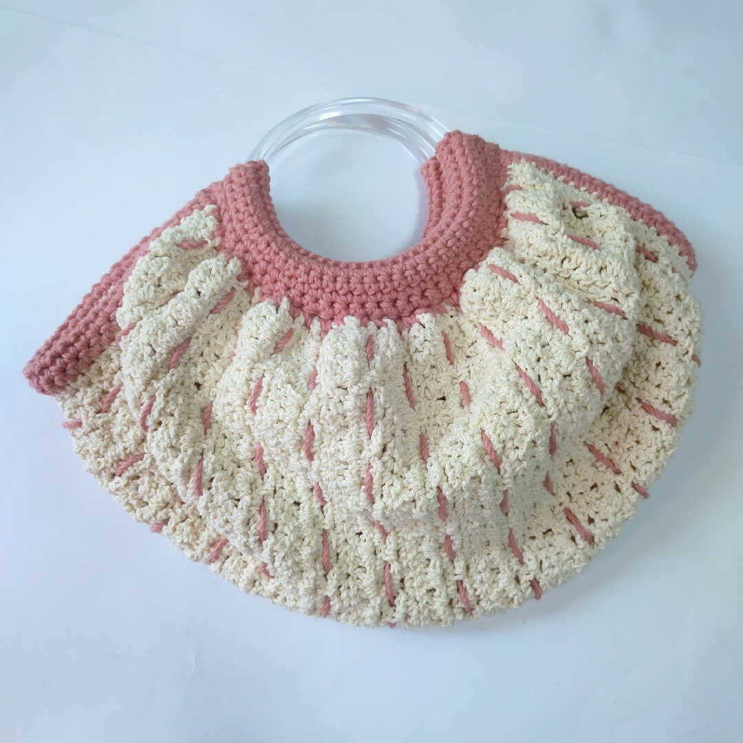 ピンク×生なり マルシェバッグ 手編み 編み物 プラスチックハンドル ハンドメイドのファッション小物(バッグ)の商品写真
