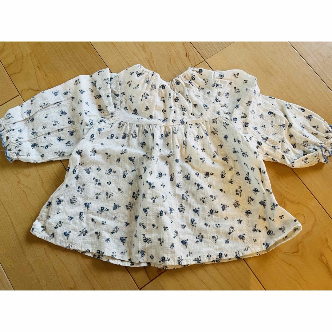 しまむら(シマムラ)の《値下げ》juo  長袖小花柄ブラウス キッズ/ベビー/マタニティのベビー服(~85cm)(シャツ/カットソー)の商品写真