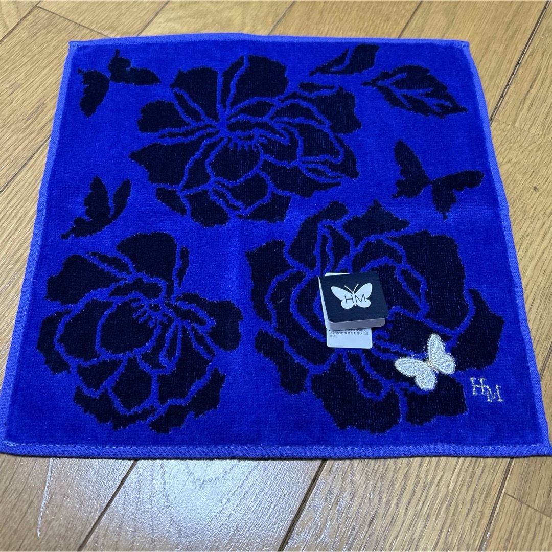 HANAE MORI(ハナエモリ)のMHハナエモリ タオルハンカチ レディース バラ＆蝶柄　25×25cm レディースのファッション小物(ハンカチ)の商品写真