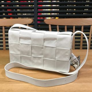 ボッテガヴェネタ(Bottega Veneta)の美品 ボッテガヴェネタ マキシイントレチャート カセット クラシック ホワイト(ショルダーバッグ)