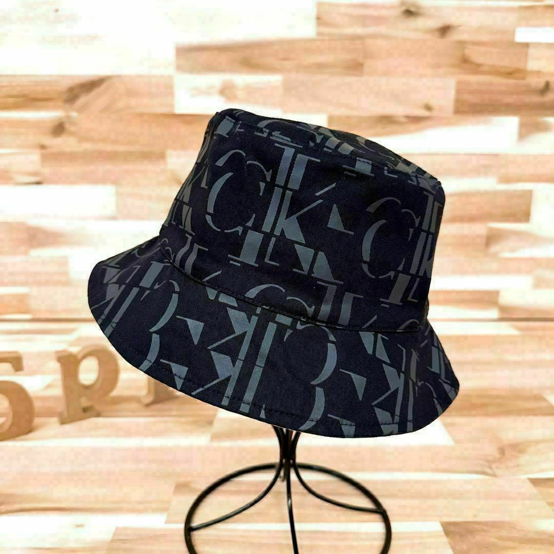 Calvin Klein(カルバンクライン)のオシャレ【カルバンクライン】総柄CKロゴ リバーシブル ハット 黒×ホワイト メンズの帽子(ハット)の商品写真