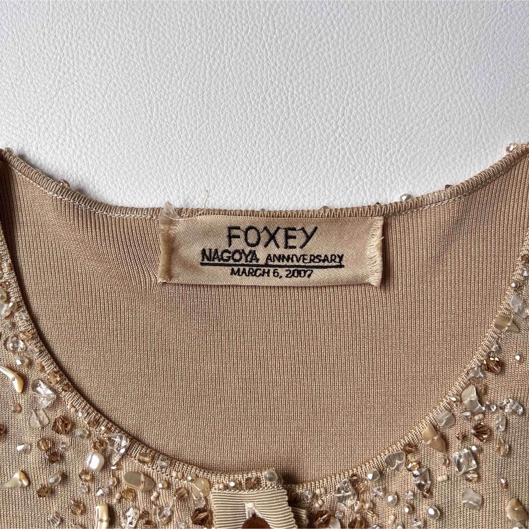FOXEY(フォクシー)の美品 Foxey フォクシー　ニットカーディガン　ベージュ　ビジュー付 トップス レディースのトップス(カーディガン)の商品写真