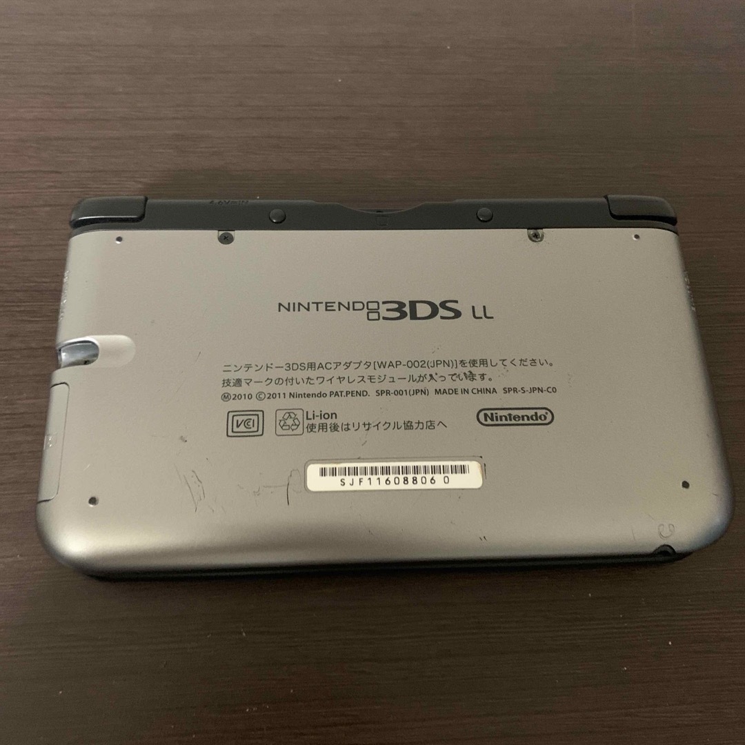 ニンテンドー3DS(ニンテンドー3DS)のNintendo 3DS LL シルバー×ブラック エンタメ/ホビーのゲームソフト/ゲーム機本体(携帯用ゲーム機本体)の商品写真