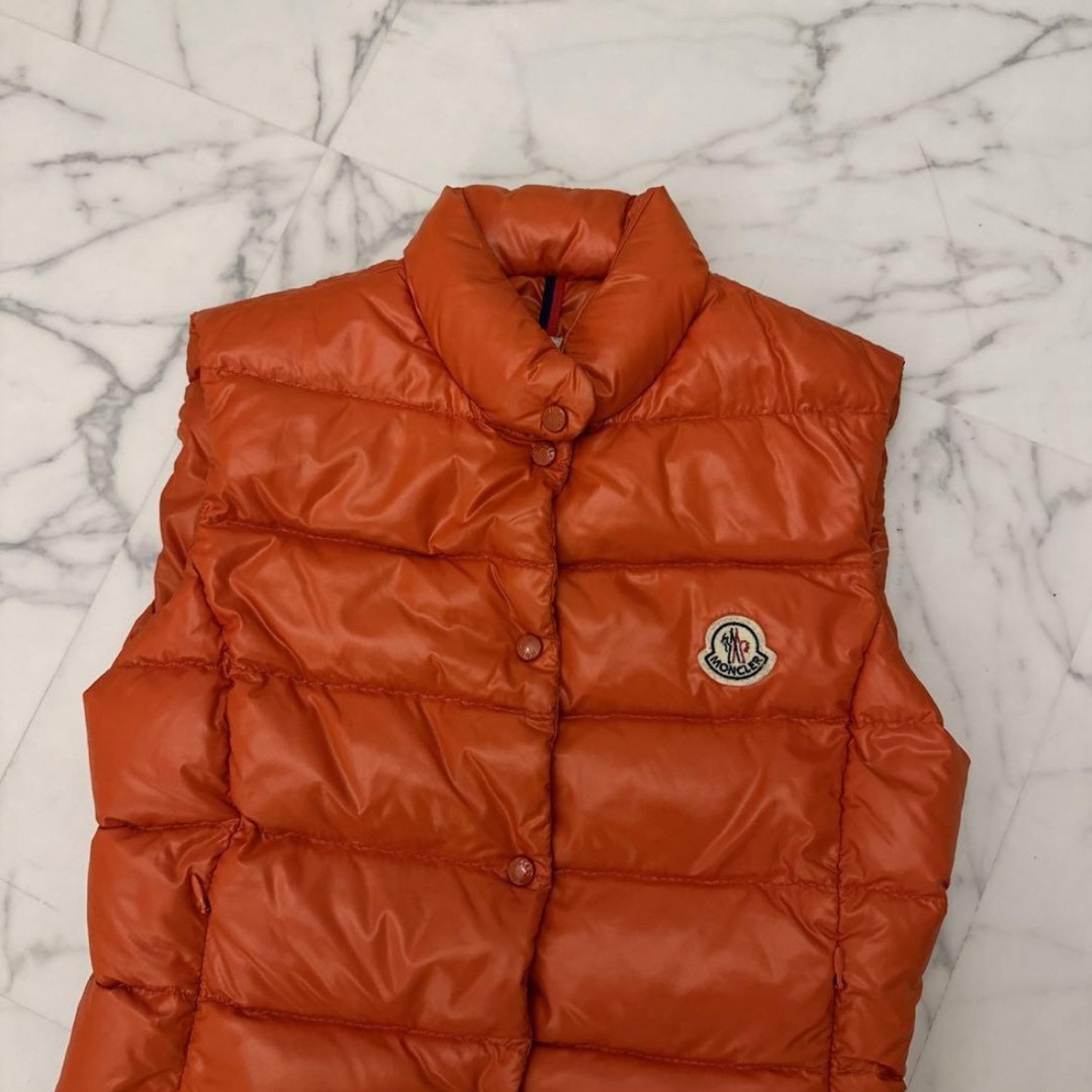 MONCLER(モンクレール)のモンクレール　ダウンベスト レディースのジャケット/アウター(ダウンベスト)の商品写真