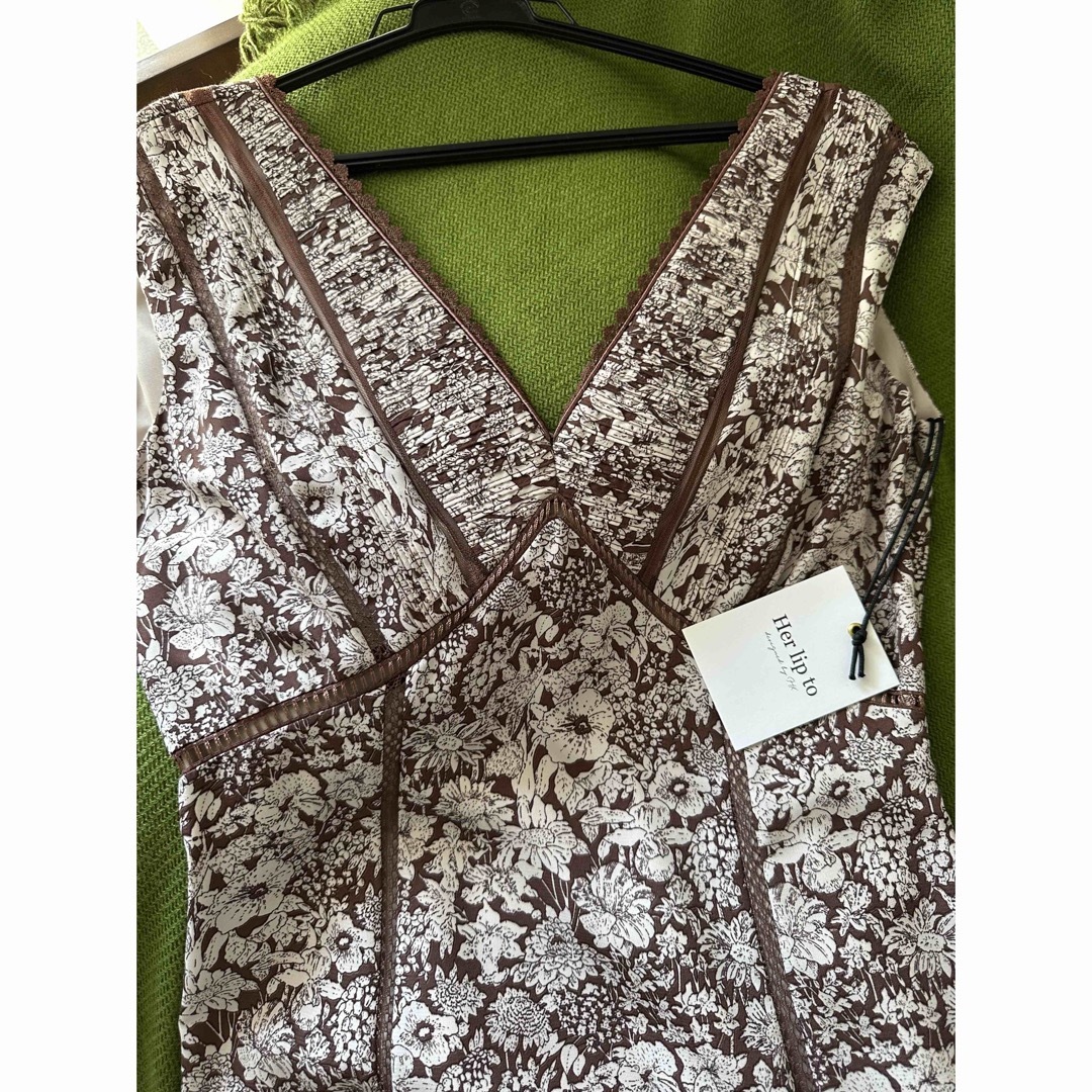 新品】Herlipto Lace Trimmed floral Dress 新品】Herlipto Lace Trimmed floral Dress