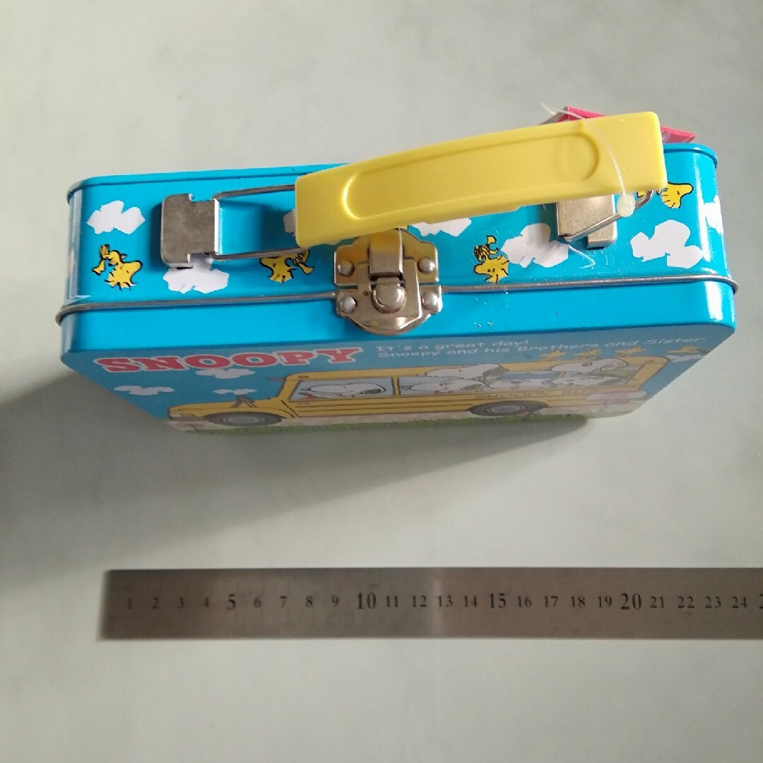 SNOOPY(スヌーピー)のSNOOPY　トランク型　缶　バスバージョン　レア物 エンタメ/ホビーのおもちゃ/ぬいぐるみ(キャラクターグッズ)の商品写真