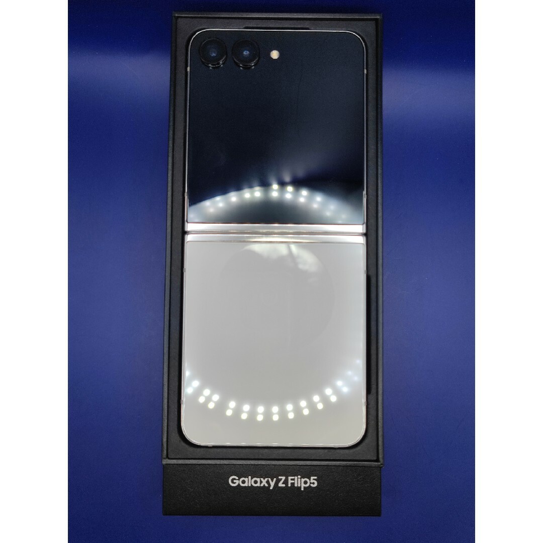 Galaxy(ギャラクシー)の【美品】Galaxy Z Flip5 クリーム 512GB韓国版simフリー スマホ/家電/カメラのスマートフォン/携帯電話(スマートフォン本体)の商品写真