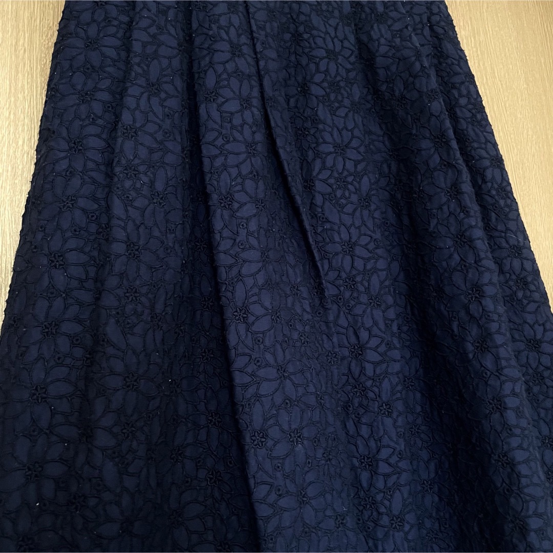 Techichi(テチチ)のTe chichi テチチ 花柄刺繍生地 膝丈フレアスカート 紺色 ネイビー レディースのスカート(ひざ丈スカート)の商品写真