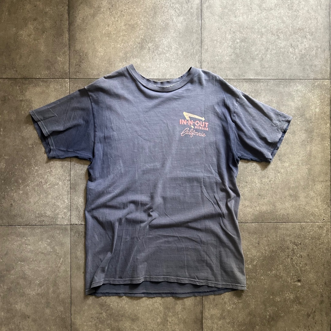 IN-N-OUT インアンドアウトバーガー 企業tシャツ M フェードネイビー メンズのトップス(Tシャツ/カットソー(半袖/袖なし))の商品写真