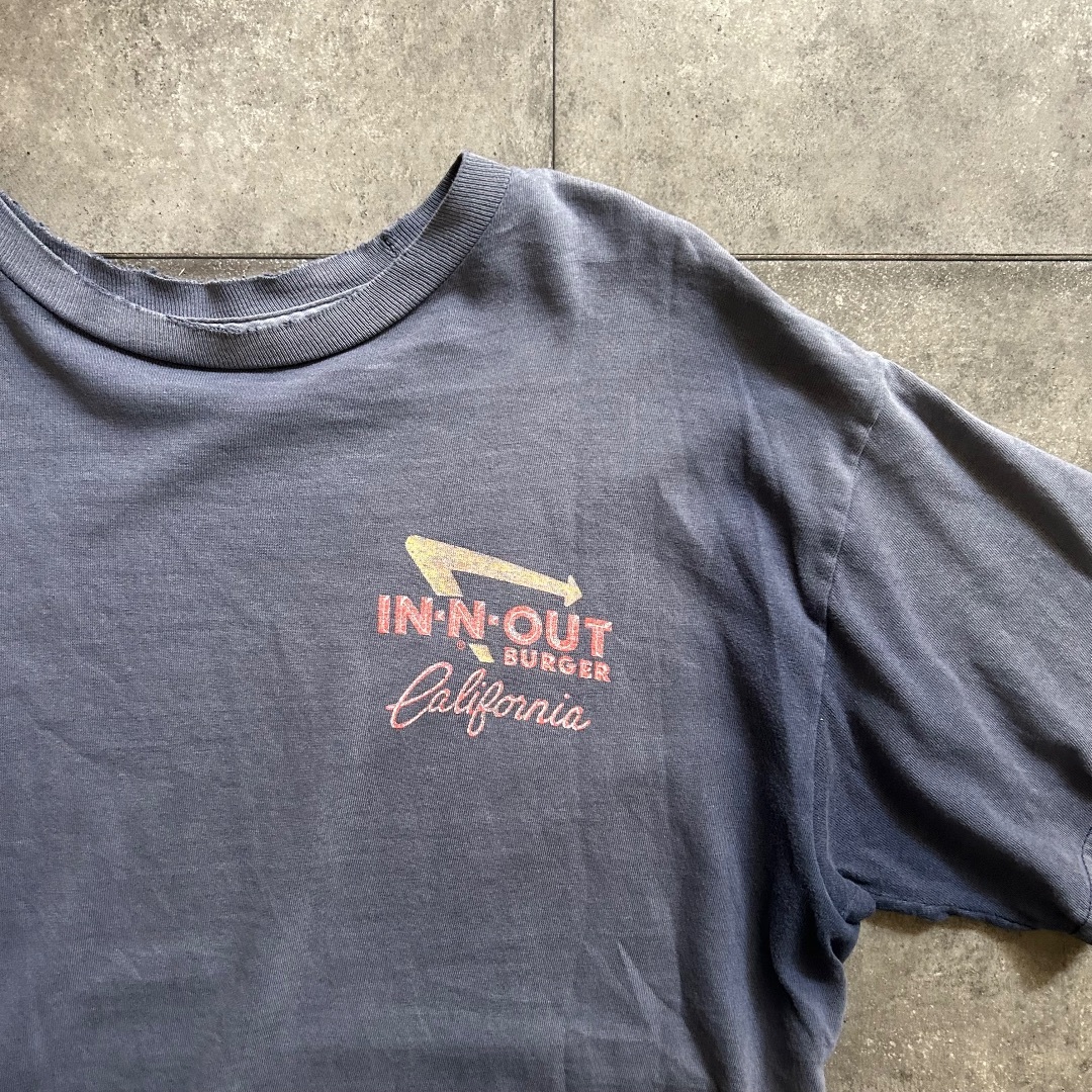 IN-N-OUT インアンドアウトバーガー 企業tシャツ M フェードネイビー メンズのトップス(Tシャツ/カットソー(半袖/袖なし))の商品写真