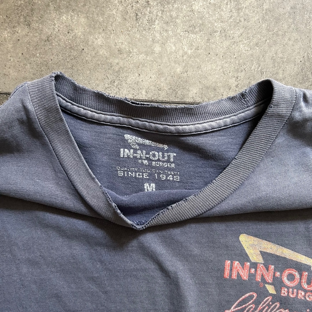 IN-N-OUT インアンドアウトバーガー 企業tシャツ M フェードネイビー メンズのトップス(Tシャツ/カットソー(半袖/袖なし))の商品写真