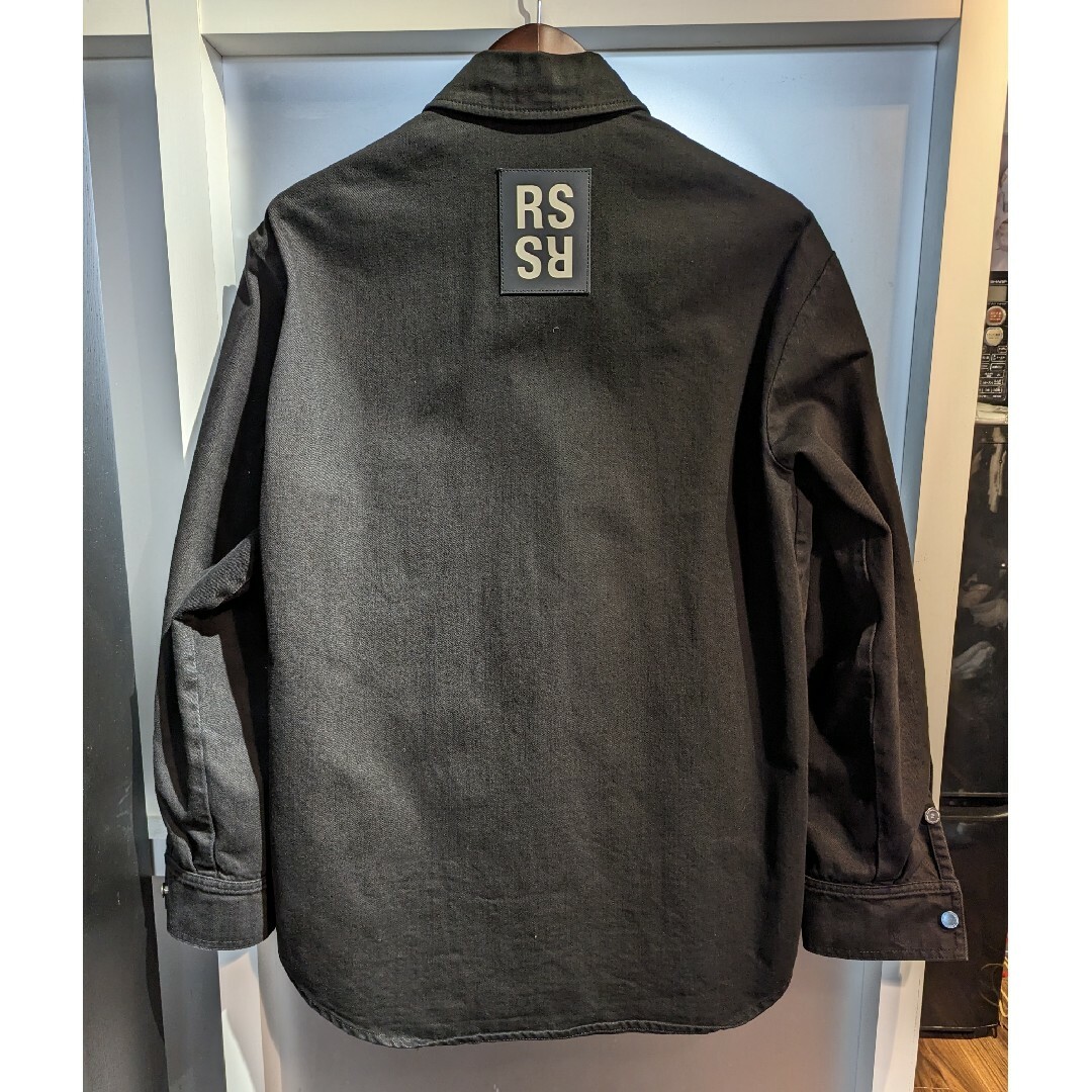 RAF SIMONS(ラフシモンズ)のラフシモンズ ブラック デニムシャツ 長袖 XS バックタグ XS メンズのジャケット/アウター(Gジャン/デニムジャケット)の商品写真