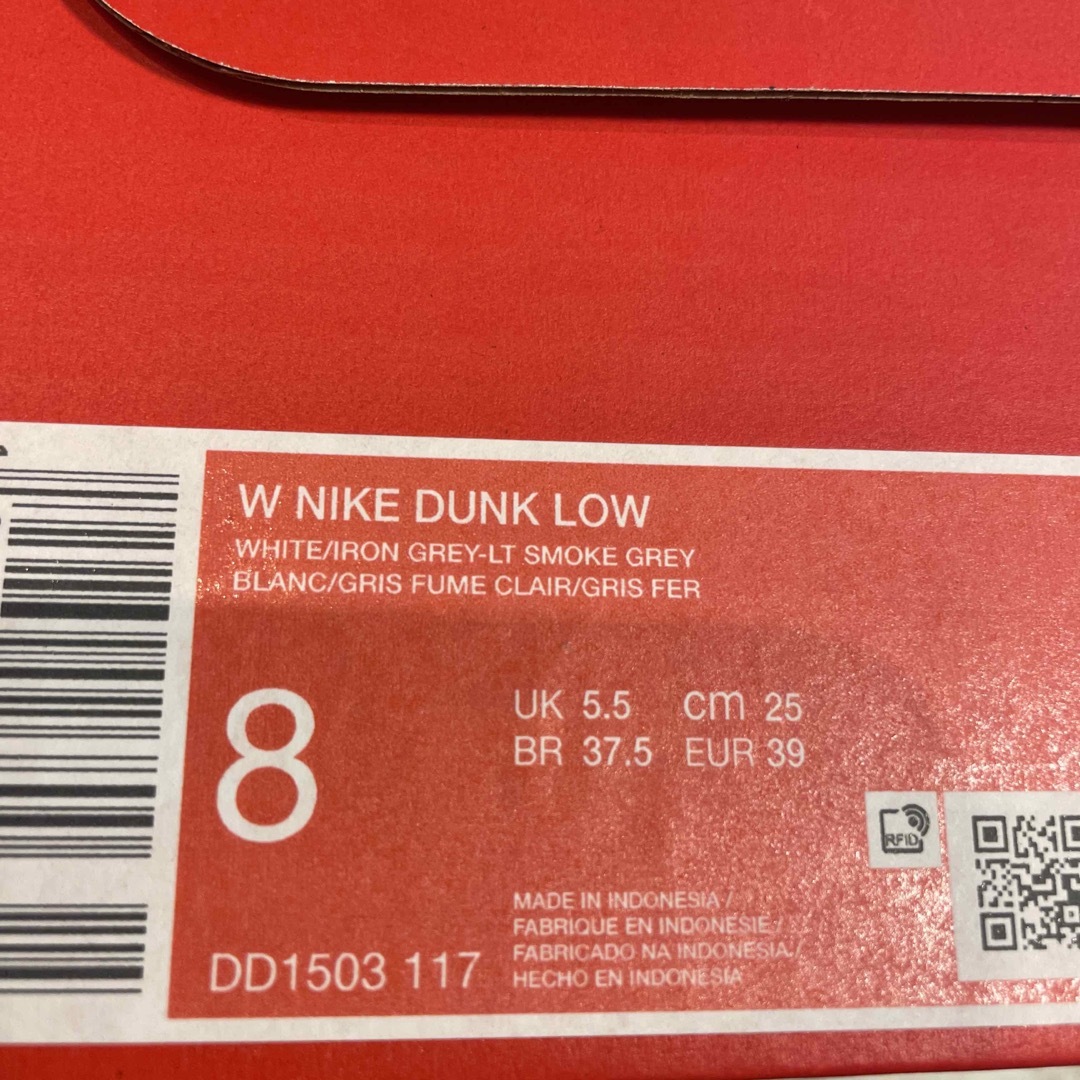 NIKE(ナイキ)のWMNS Dunk Low White Light Smoke Grey メンズの靴/シューズ(スニーカー)の商品写真