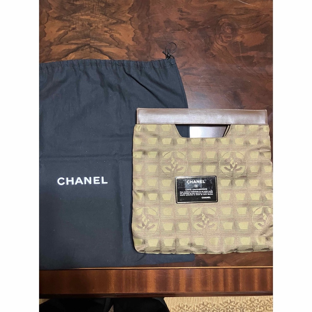 CHANEL(シャネル)のシャネル　ニュートラベルライン　カーキ　バッグ レディースのバッグ(クラッチバッグ)の商品写真