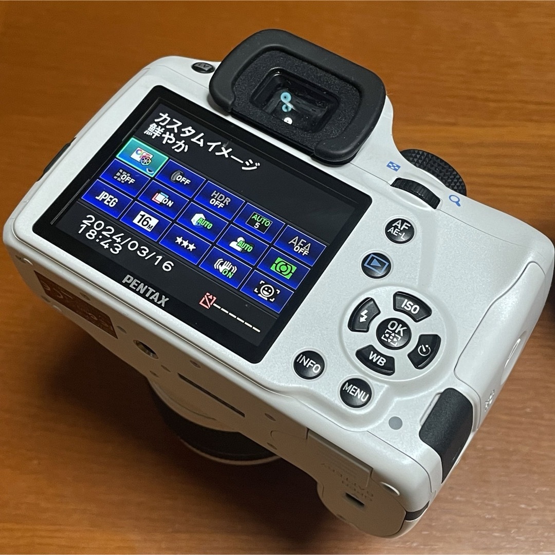 PENTAX(ペンタックス)のペンタックス　PENTAX K-50 ダブルズームレンズキット ホワイト 実用品 スマホ/家電/カメラのカメラ(デジタル一眼)の商品写真