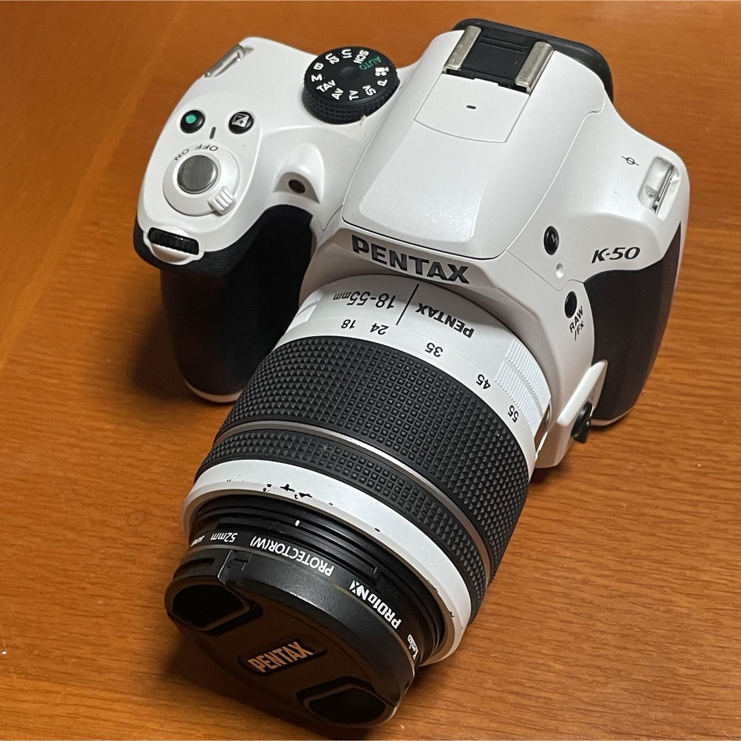 PENTAX(ペンタックス)のペンタックス　PENTAX K-50 ダブルズームレンズキット ホワイト 実用品 スマホ/家電/カメラのカメラ(デジタル一眼)の商品写真