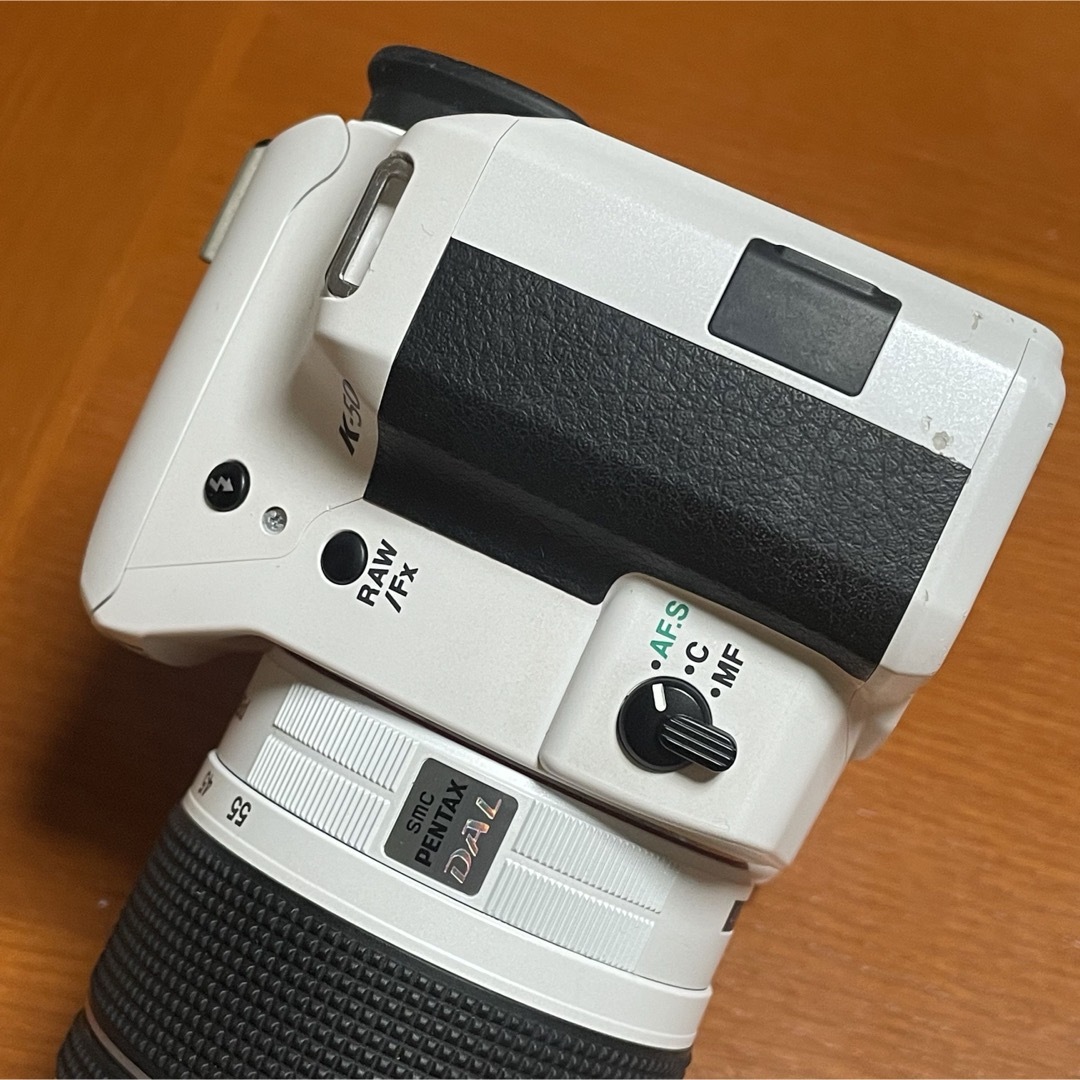 PENTAX(ペンタックス)のペンタックス　PENTAX K-50 ダブルズームレンズキット ホワイト 実用品 スマホ/家電/カメラのカメラ(デジタル一眼)の商品写真