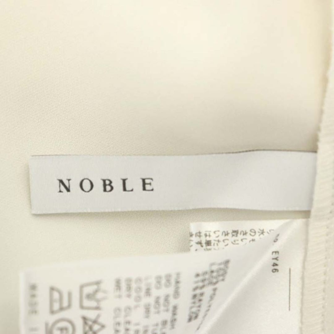 Noble(ノーブル)のノーブル 22AW フリルレースブラウス 長袖 Vネック オフホワイト レディースのトップス(シャツ/ブラウス(長袖/七分))の商品写真