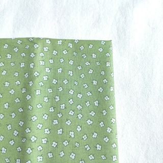 WINDHAM FABRICS30's花柄 緑1.0mUSAコットンフラワー(生地/糸)