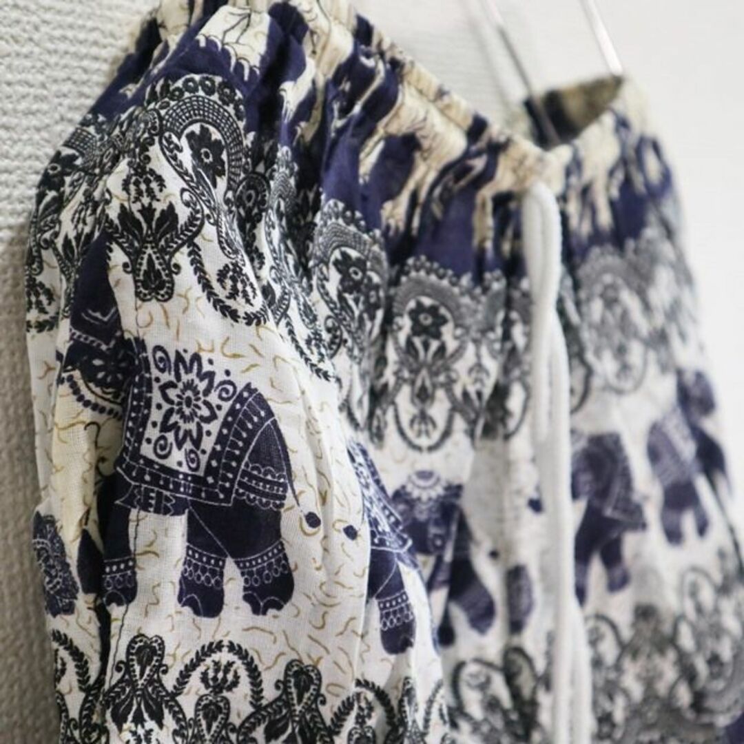 【新品】タイパンツ　横向きの紺象とベージュ象　紺系 メンズのパンツ(サルエルパンツ)の商品写真