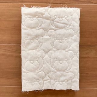 くまキルティング生地 布 はぎれ 生成/ハンドメイド(生地/糸)