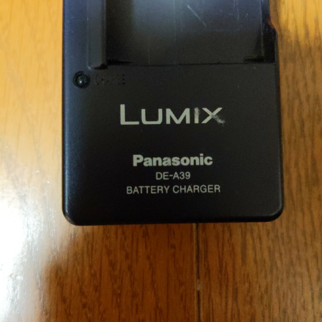 Panasonic(パナソニック)のLUMIX バッテリーチャージャー DE-A39 スマホ/家電/カメラのスマートフォン/携帯電話(バッテリー/充電器)の商品写真