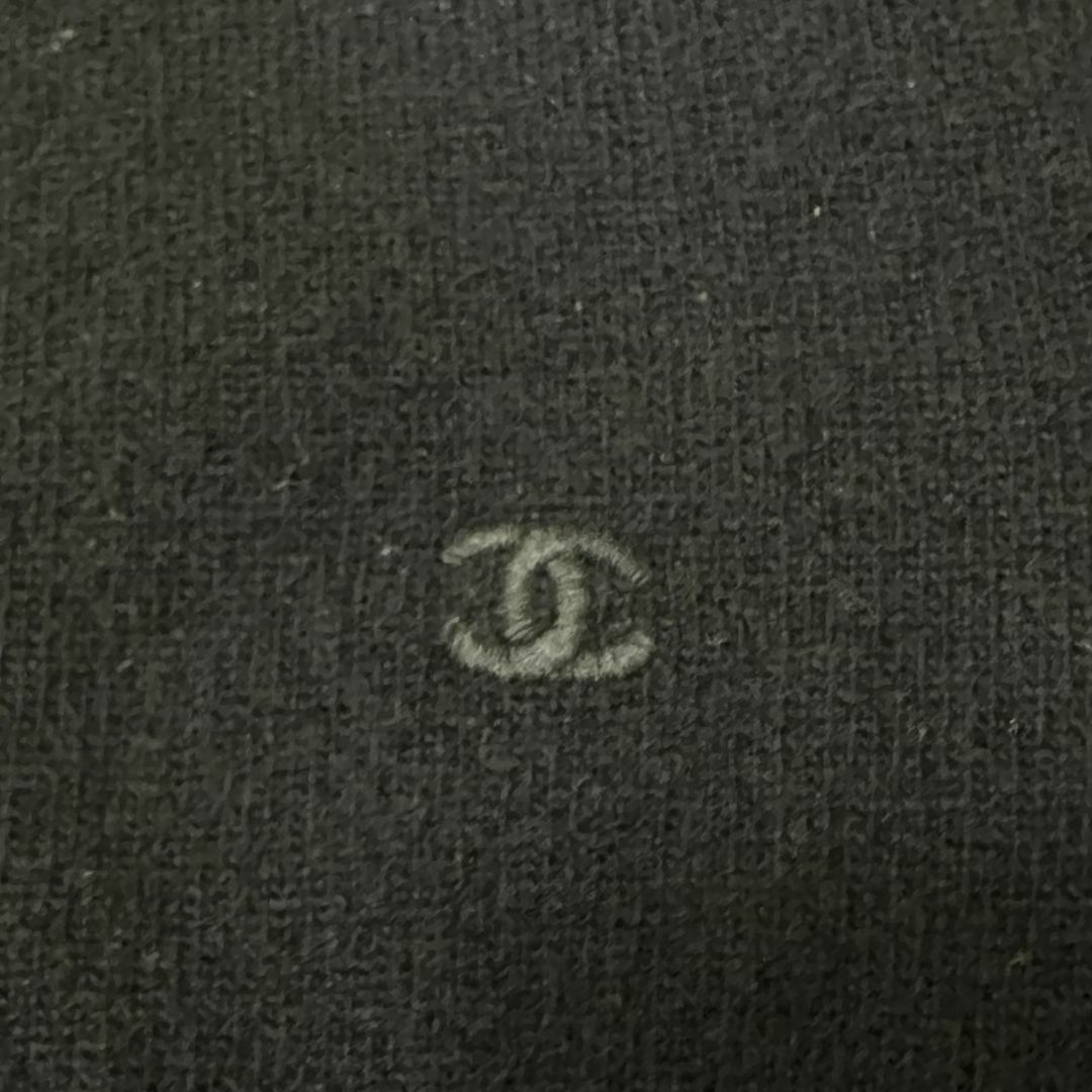 CHANEL(シャネル)の☆美品☆CHANEL カシミヤ100 ニット 長袖 ココボタン 金ボタン 刺繍 レディースのトップス(ニット/セーター)の商品写真