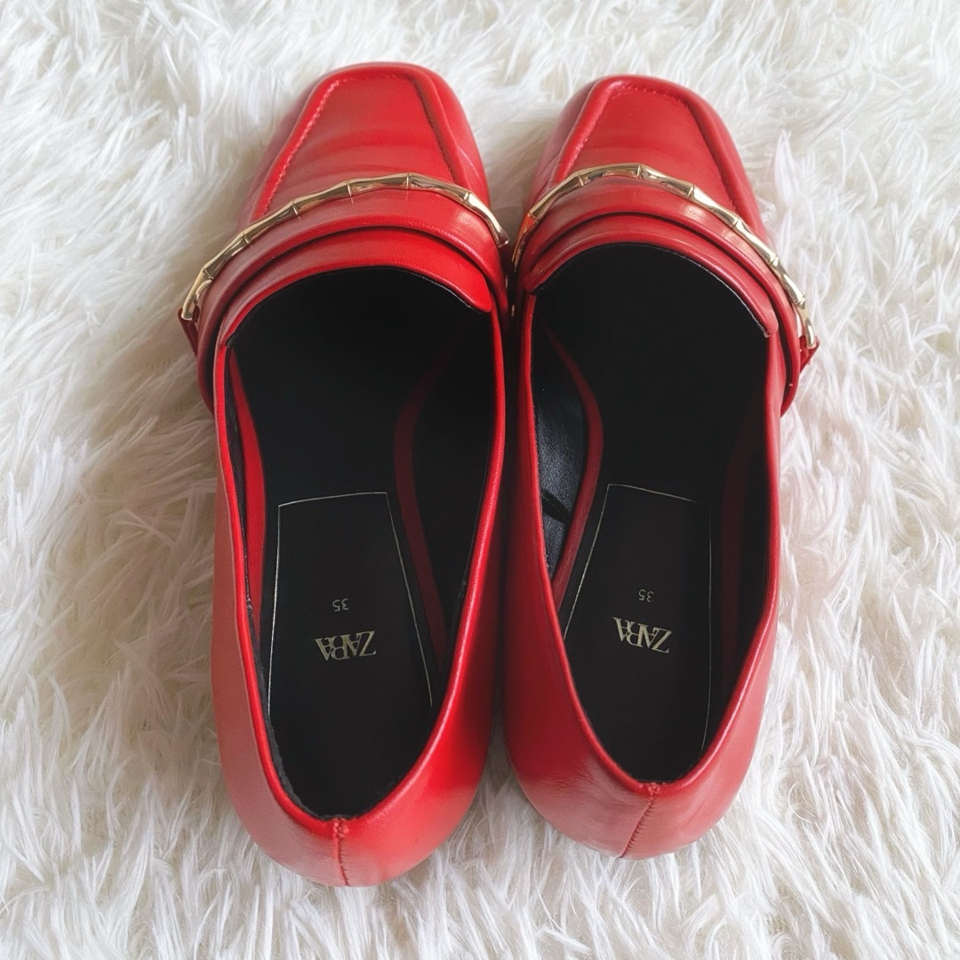 ZARA(ザラ)のザラ　ローファー　フラットシューズ　ゴールドチェーン　レザー　赤　22.5 レディースの靴/シューズ(ローファー/革靴)の商品写真