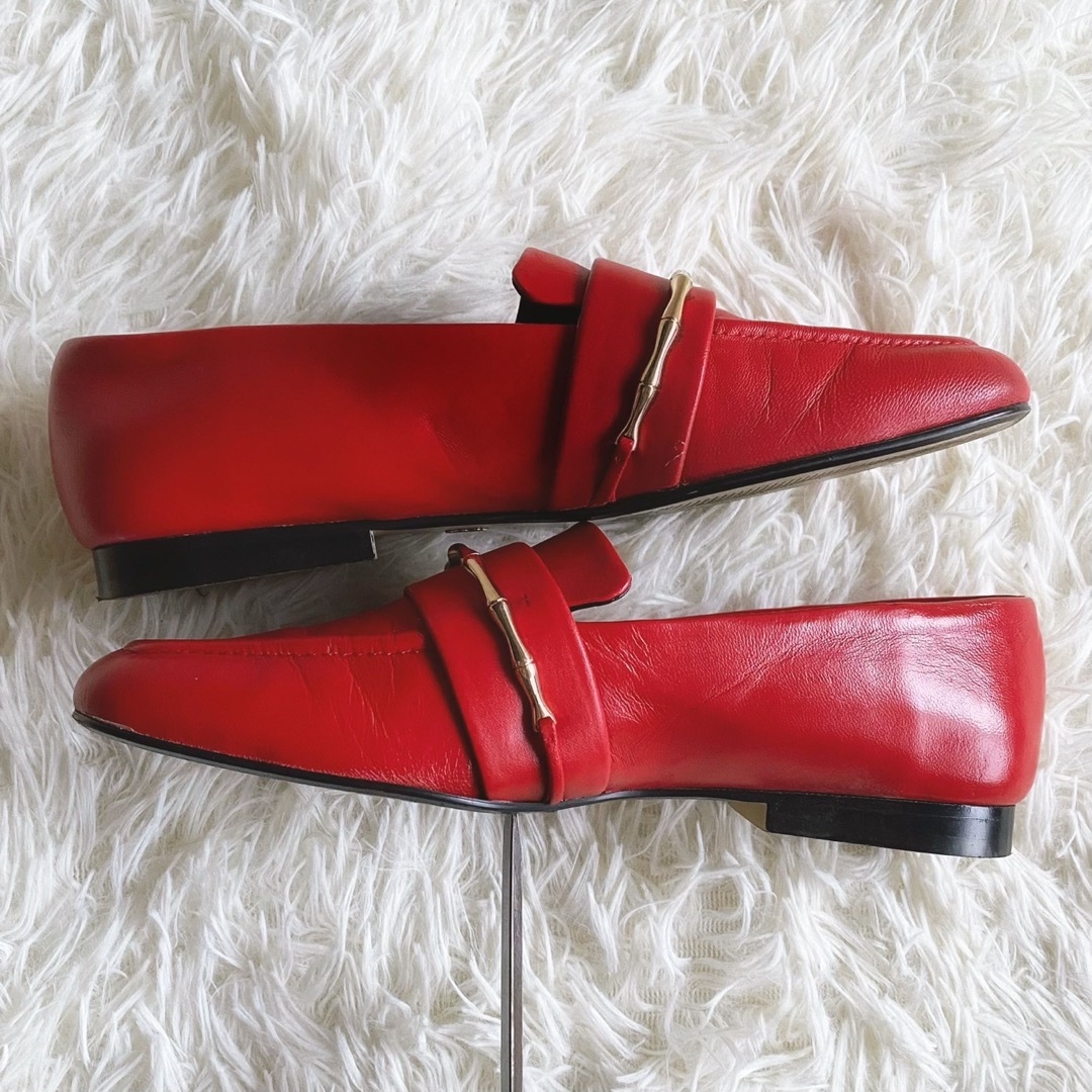 ZARA(ザラ)のザラ　ローファー　フラットシューズ　ゴールドチェーン　レザー　赤　22.5 レディースの靴/シューズ(ローファー/革靴)の商品写真