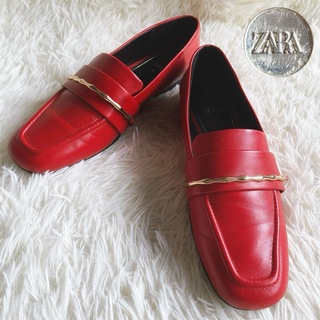 ザラ(ZARA)のザラ　ローファー　フラットシューズ　ゴールドチェーン　レザー　赤　22.5(ローファー/革靴)