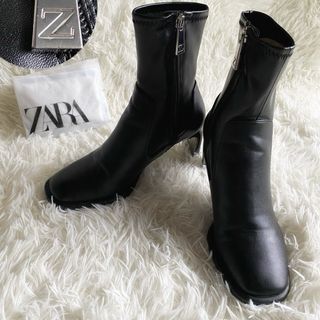 ザラ(ZARA)の【準美品・ブーツキーパー保存袋付き】ザラ　ショートブーツ　シルバー金具　22.5(ブーツ)