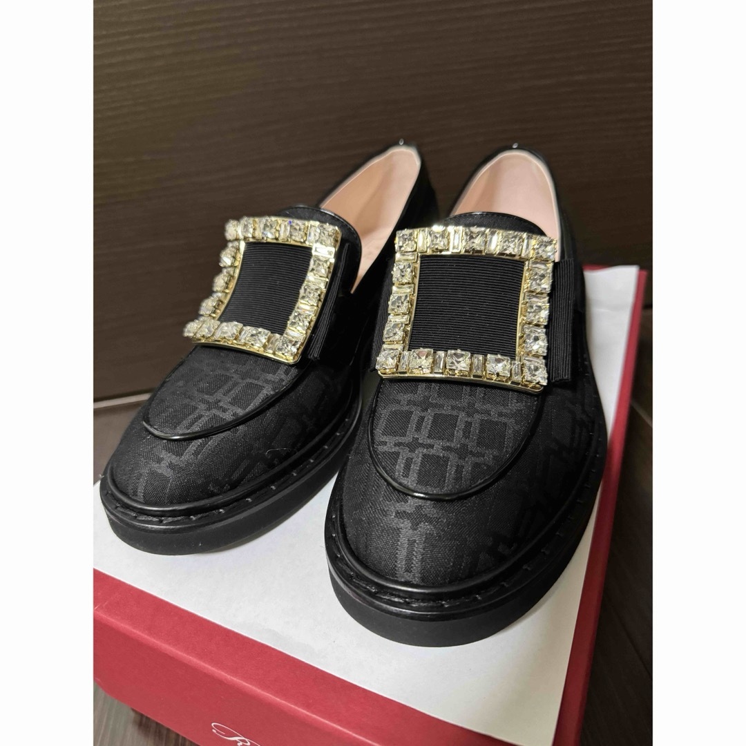 ROGER VIVIER(ロジェヴィヴィエ)の美品ロジェヴィヴィエ ヴィヴ レンジャー ストラス バックル ローファー正規品 レディースの靴/シューズ(ローファー/革靴)の商品写真