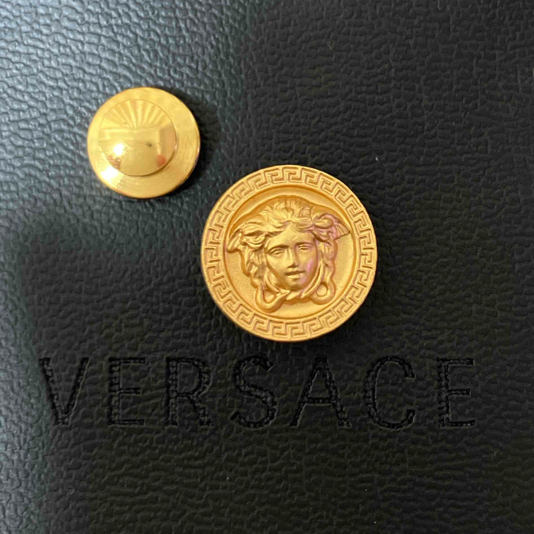 VERSACE(ヴェルサーチ)のVERSACEピンバッジ メンズのファッション小物(ネクタイ)の商品写真