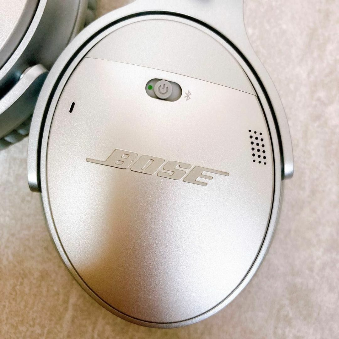 BOSE(ボーズ)の希少　BOSE ボーズ　ヘッドホン　パッド新品　シルバー　廃盤品　美品 スマホ/家電/カメラのオーディオ機器(ヘッドフォン/イヤフォン)の商品写真