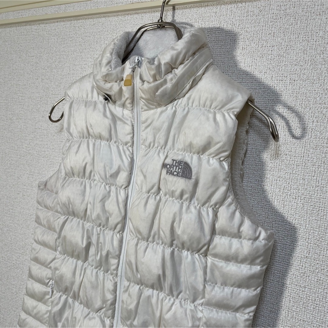 THE NORTH FACE(ザノースフェイス)の【ノースフェイス】ダウンベスト 刺繍　白ホワイト　ワンポイントロゴ　軽量１K レディースのジャケット/アウター(ダウンベスト)の商品写真