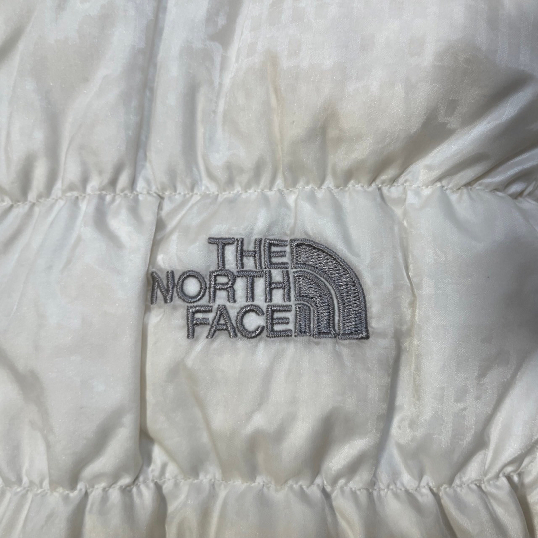 THE NORTH FACE(ザノースフェイス)の【ノースフェイス】ダウンベスト 刺繍　白ホワイト　ワンポイントロゴ　軽量１K レディースのジャケット/アウター(ダウンベスト)の商品写真