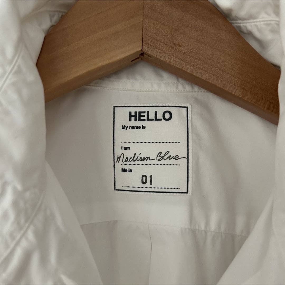 MADISONBLUE(マディソンブルー)のマディソンブルー  マダムシャツ　白　ホワイト　01 レディースのトップス(シャツ/ブラウス(長袖/七分))の商品写真