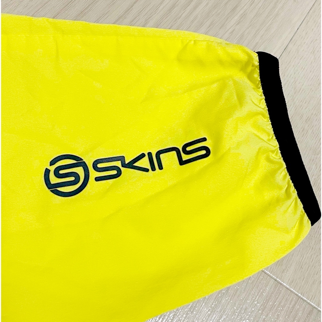 SKINS(スキンズ)のSKINS スキンズ ウィンドジャケット メンズ イエロー ウインドブレーカー メンズのジャケット/アウター(ナイロンジャケット)の商品写真