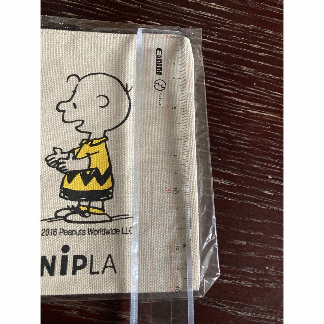 PEANUTS(ピーナッツ)の新品未開封　レア　PLAZA本会員購入者限定おひとりさま１点限りポーチ エンタメ/ホビーのおもちゃ/ぬいぐるみ(キャラクターグッズ)の商品写真